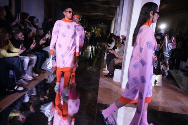 Daniel Chong ile Madrid 'de Moda tasarımı için 14 Şubat 2025' te Villa de Madrid Sarayı 'nda bir model geçit töreni düzenlenmiştir.