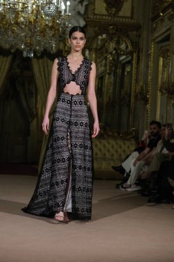 Madrid 'de Adlib İbiza ile 15 Şubat 2025' te İspanya 'da Moda Haftası sırasında bir model geçit töreni düzenlenmiştir.