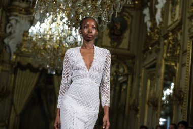 Madrid 'de Adlib İbiza ile 15 Şubat 2025' te İspanya 'da Moda Haftası sırasında bir model geçit töreni düzenlenmiştir.