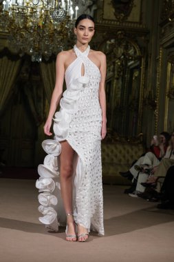 Madrid 'de Adlib İbiza ile 15 Şubat 2025' te İspanya 'da Moda Haftası sırasında bir model geçit töreni düzenlenmiştir.