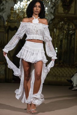 Madrid 'de Adlib İbiza ile 15 Şubat 2025' te İspanya 'da Moda Haftası sırasında bir model geçit töreni düzenlenmiştir.