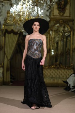 Madrid 'de Adlib İbiza ile 15 Şubat 2025' te İspanya 'da Moda Haftası sırasında bir model geçit töreni düzenlenmiştir.