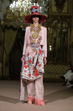 Madrid 'de Adlib İbiza ile 15 Şubat 2025' te İspanya 'da Moda Haftası sırasında bir model geçit töreni düzenlenmiştir.