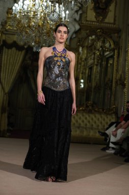 Madrid 'de Adlib İbiza ile 15 Şubat 2025' te İspanya 'da Moda Haftası sırasında bir model geçit töreni düzenlenmiştir.