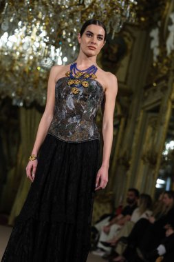 Madrid 'de Adlib İbiza ile 15 Şubat 2025' te İspanya 'da Moda Haftası sırasında bir model geçit töreni düzenlenmiştir.