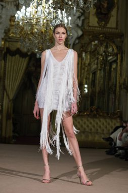 Madrid 'de Adlib İbiza ile 15 Şubat 2025' te İspanya 'da Moda Haftası sırasında bir model geçit töreni düzenlenmiştir.