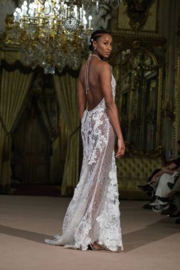 Madrid 'de Adlib İbiza ile 15 Şubat 2025' te İspanya 'da Moda Haftası sırasında bir model geçit töreni düzenlenmiştir.