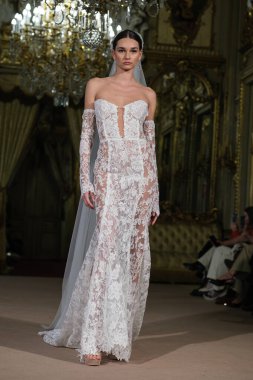 Madrid 'de Adlib İbiza ile 15 Şubat 2025' te İspanya 'da Moda Haftası sırasında bir model geçit töreni düzenlenmiştir.