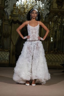 Madrid 'de Adlib İbiza ile 15 Şubat 2025' te İspanya 'da Moda Haftası sırasında bir model geçit töreni düzenlenmiştir.