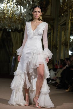 Madrid 'de Adlib İbiza ile 15 Şubat 2025' te İspanya 'da Moda Haftası sırasında bir model geçit töreni düzenlenmiştir.