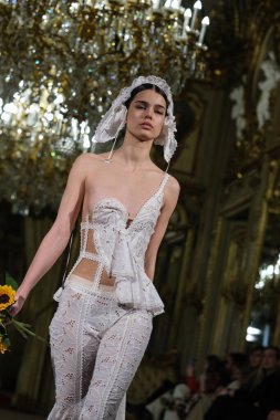 Madrid 'de Adlib İbiza ile 15 Şubat 2025' te İspanya 'da Moda Haftası sırasında bir model geçit töreni düzenlenmiştir.