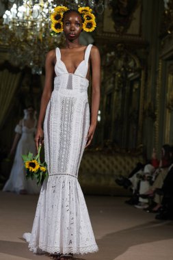 Madrid 'de Adlib İbiza ile 15 Şubat 2025' te İspanya 'da Moda Haftası sırasında bir model geçit töreni düzenlenmiştir.