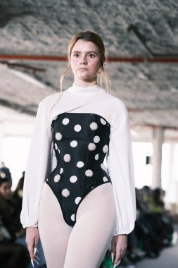 Madrid 'de Bibencia ile 15 Şubat 2025' te İspanya 'da Villa de Madrid Sarayı' nda Moda Haftası sırasında bir model geçit töreni düzenlenmiştir.