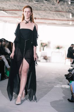 Madrid 'de Bibencia ile 15 Şubat 2025' te İspanya 'da Villa de Madrid Sarayı' nda Moda Haftası sırasında bir model geçit töreni düzenlenmiştir.