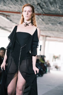 Madrid 'de Bibencia ile 15 Şubat 2025' te İspanya 'da Villa de Madrid Sarayı' nda Moda Haftası sırasında bir model geçit töreni düzenlenmiştir.