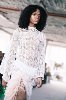 Madrid 'de Bibencia ile 15 Şubat 2025' te İspanya 'da Villa de Madrid Sarayı' nda Moda Haftası sırasında bir model geçit töreni düzenlenmiştir.