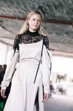 Madrid 'de Bibencia ile 15 Şubat 2025' te İspanya 'da Villa de Madrid Sarayı' nda Moda Haftası sırasında bir model geçit töreni düzenlenmiştir.