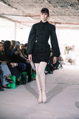 Madrid 'de Bibencia ile 15 Şubat 2025' te İspanya 'da Villa de Madrid Sarayı' nda Moda Haftası sırasında bir model geçit töreni düzenlenmiştir.