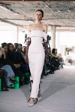 Madrid 'de Bibencia ile 15 Şubat 2025' te İspanya 'da Villa de Madrid Sarayı' nda Moda Haftası sırasında bir model geçit töreni düzenlenmiştir.