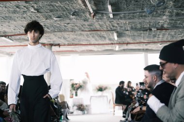 Madrid 'de Bibencia ile 15 Şubat 2025' te İspanya 'da Villa de Madrid Sarayı' nda Moda Haftası sırasında bir model geçit töreni düzenlenmiştir.