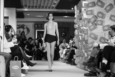 Madrid 'de Bibencia ile 15 Şubat 2025' te Villa de Madrid 'deki SERRA Stüdyo Haftası sırasında bir model geçit töreni düzenlenmiştir.