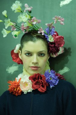 Madrid 'de Delafuente' nin Moda Haftası 'nda Moda tasarımı için 16 Şubat 2025' te Plaza de la Villa de Madrid 'de bir model geçit töreni düzenlenmiştir.