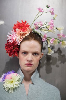 Madrid 'de Delafuente' nin Moda Haftası 'nda Moda tasarımı için 16 Şubat 2025' te Plaza de la Villa de Madrid 'de bir model geçit töreni düzenlenmiştir.