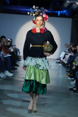 Madrid 'de Delafuente' nin Moda Haftası 'nda Moda tasarımı için 16 Şubat 2025' te Plaza de la Villa de Madrid 'de bir model geçit töreni düzenlenmiştir.