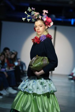 Madrid 'de Delafuente' nin Moda Haftası 'nda Moda tasarımı için 16 Şubat 2025' te Plaza de la Villa de Madrid 'de bir model geçit töreni düzenlenmiştir.