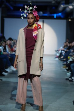 Madrid 'de Delafuente' nin Moda Haftası 'nda Moda tasarımı için 16 Şubat 2025' te Plaza de la Villa de Madrid 'de bir model geçit töreni düzenlenmiştir.