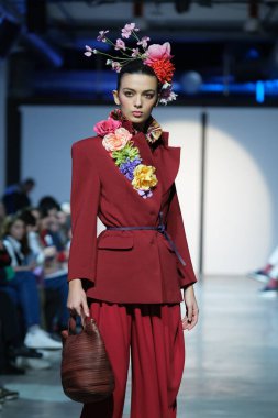 Madrid 'de Delafuente' nin Moda Haftası 'nda Moda tasarımı için 16 Şubat 2025' te Plaza de la Villa de Madrid 'de bir model geçit töreni düzenlenmiştir.