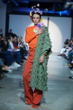 Madrid 'de Delafuente' nin Moda Haftası 'nda Moda tasarımı için 16 Şubat 2025' te Plaza de la Villa de Madrid 'de bir model geçit töreni düzenlenmiştir.