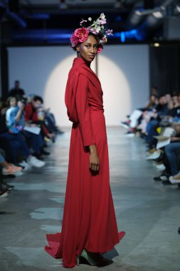 Madrid 'de Delafuente' nin Moda Haftası 'nda Moda tasarımı için 16 Şubat 2025' te Plaza de la Villa de Madrid 'de bir model geçit töreni düzenlenmiştir.