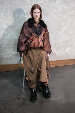 17 Şubat 2025 'te İspanya' nın Plaza de la Villa de Madrid şehrinde düzenlenen Moda Haftası sırasında Penalver Brand Madrid es Moda tasarımı ile bir model geçit töreni düzenlendi.