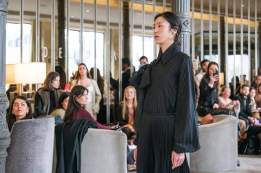 17 Şubat 2025 'te İspanya' nın Plaza de la Villa de Madrid şehrinde Moda Haftası sırasında Devota y Lomba Madrid es Moda tasarımı ile bir model geçit töreni düzenlendi.