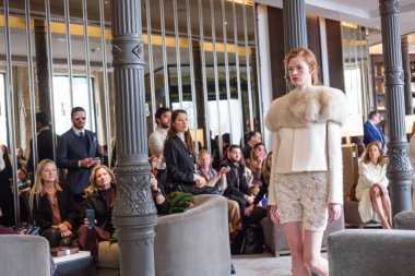 17 Şubat 2025 'te İspanya' nın Plaza de la Villa de Madrid şehrinde Moda Haftası sırasında Devota y Lomba Madrid es Moda tasarımı ile bir model geçit töreni düzenlendi.