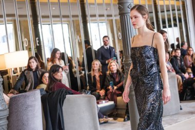 17 Şubat 2025 'te İspanya' nın Plaza de la Villa de Madrid şehrinde Moda Haftası sırasında Devota y Lomba Madrid es Moda tasarımı ile bir model geçit töreni düzenlendi.