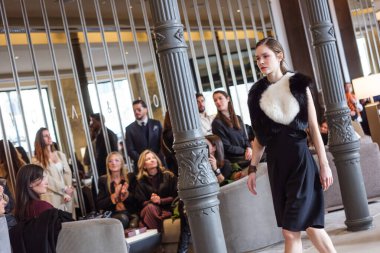 17 Şubat 2025 'te İspanya' nın Plaza de la Villa de Madrid şehrinde Moda Haftası sırasında Devota y Lomba Madrid es Moda tasarımı ile bir model geçit töreni düzenlendi.