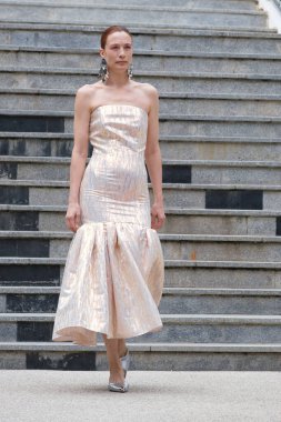 Madrid 'de Duyos ile Moda tasarımı için bir manken geçidi Plaza de la Villa de Madrid' de Moda haftası sırasında 18 Şubat 2025 İspanya