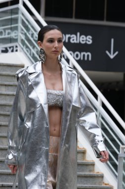 Madrid 'de Duyos ile Moda tasarımı için bir manken geçidi Plaza de la Villa de Madrid' de Moda haftası sırasında 18 Şubat 2025 İspanya