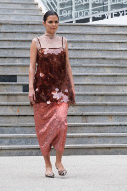 Madrid 'de Duyos ile Moda tasarımı için bir manken geçidi Plaza de la Villa de Madrid' de Moda haftası sırasında 18 Şubat 2025 İspanya