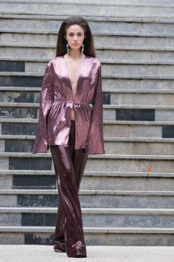 Madrid 'de Duyos ile Moda tasarımı için bir manken geçidi Plaza de la Villa de Madrid' de Moda haftası sırasında 18 Şubat 2025 İspanya