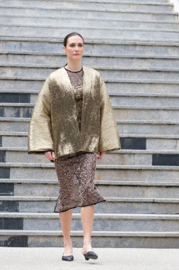 Madrid 'de Duyos ile Moda tasarımı için bir manken geçidi Plaza de la Villa de Madrid' de Moda haftası sırasında 18 Şubat 2025 İspanya