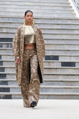 Madrid 'de Duyos ile Moda tasarımı için bir manken geçidi Plaza de la Villa de Madrid' de Moda haftası sırasında 18 Şubat 2025 İspanya