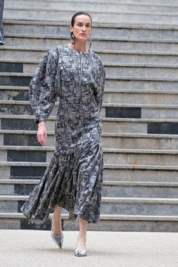 Madrid 'de Duyos ile Moda tasarımı için bir manken geçidi Plaza de la Villa de Madrid' de Moda haftası sırasında 18 Şubat 2025 İspanya