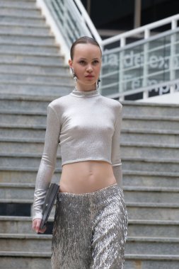 Madrid 'de Duyos ile Moda tasarımı için bir manken geçidi Plaza de la Villa de Madrid' de Moda haftası sırasında 18 Şubat 2025 İspanya