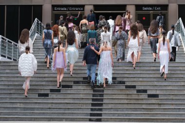 Madrid 'de Duyos ile Moda tasarımı için bir manken geçidi Plaza de la Villa de Madrid' de Moda haftası sırasında 18 Şubat 2025 İspanya