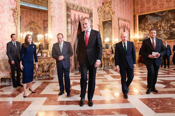  İspanya Kralı VI. Felipe ve İspanya Kraliçesi Letiza, Mısır Arap Cumhuriyeti Başkanı Abdel Fatah Al Sisi 'yi 19 Şubat 2025 tarihinde Madrid' deki Kraliyet Sarayı 'nda öğle yemeği için kabul etti.