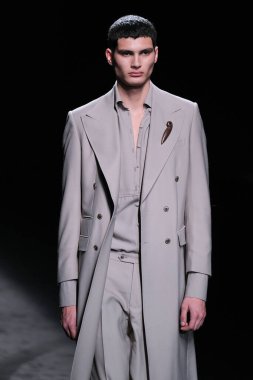 20 Şubat 2025 'te İspanya' nın IFERMA şehrinde Mercedes-Benz Moda Haftası sırasında Baro Lucas 'ın tasarladığı bir tasarımı giyen bir model podyumda yürüyor.