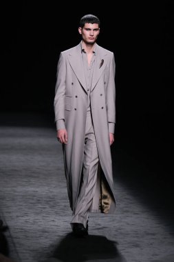 20 Şubat 2025 'te İspanya' nın IFERMA şehrinde Mercedes-Benz Moda Haftası sırasında Baro Lucas 'ın tasarladığı bir tasarımı giyen bir model podyumda yürüyor.